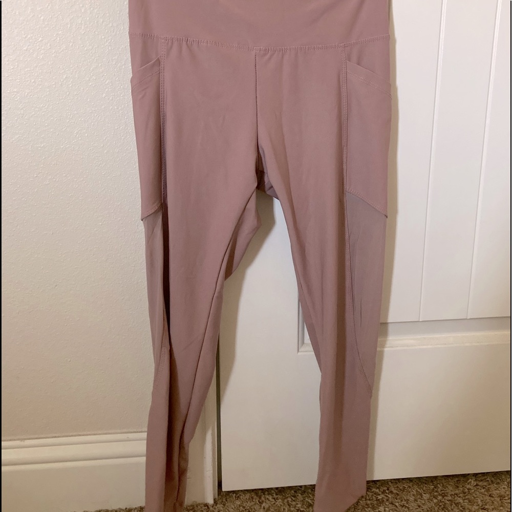 Neutral leggings with pockets!
